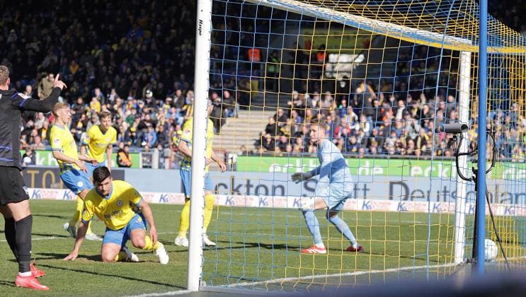 Fußball, 2. BL, Eintracht Braunschweig - Hertha BSC Jannis Nikolaou (Eintracht Braunschweig) erzielt per Eigentor das 0-3 Fussball, Herren, Saison 2024 2025 2.BL, Eintracht Stadion, Eintracht Braunschweig gegen Hertha BSC Berlin DFL REGULATIONS PROHIBIT ANY USE OF PHOTOGRAPHS AS IMAGE SEQUENCES AND OR QUASI-VIDEO.