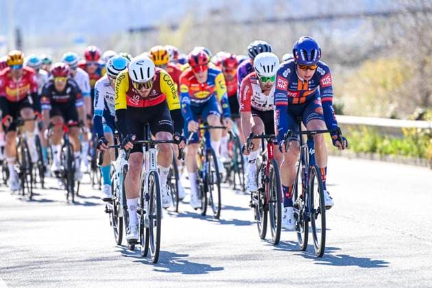 Sport Bilder des Tages Paris - Nice 2025 - stage 8 NICE, FRANCE - MARCH 16 : Van Den Berg Julius (NED) of Team Picnic Postnl leading the peloton during stage 8 and final stage of the 83th edition of the Paris - Nice cycling race, a stage of 119,9km with start and finish in Nice on March 16, 2025 in Nice, France, 16 03 2025 ( Motordriver Kenny Verfaillie - Nice France  Copyright: xNicoxVereeckenx