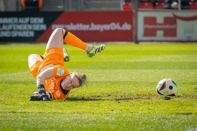 RECORD DATE NOT STATED Frauen Fußball-Bundesliga; Bayer 04 Leverkusen - Werder Bremen, 16.03.2025 Friederike Repohl (Bayer 04 Leverkusen, 27) muss sich nach einem Ball werfen; Bayer 04 Leverkusen - Werder Bremen an Spieltag 17 der Google Pixel Frauen-Bundesliga am 16.03.2025 im Ulrich-Haberland-Stadion in Leverkusen (Nordrhein-Westfalen). DFL REGULATIONS PROHIBIT ANY USE OF PHOTOGRAPHS AS IMAGE SEQUENCES AND OR QUASI-VIDEO. Copyright: xBEAUTIFULxSPORTS AxelxKohringx