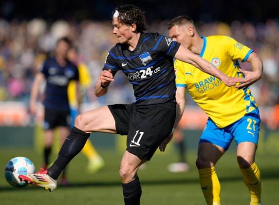 Fußball, 2. BL, Eintracht Braunschweig - Hertha BSC Fabian Reese (Hertha Berlin, 11) und Sven Koehler (Eintracht Braunschweig, 27) GER, TSV Eintracht Braunschweig vs Hertha Berlin, Fussball, 2. Bundesliga, 26. Spieltag, Saison 2024 2025, 16.03.2025 DFL REGULATIONS PROHIBIT ANY USE OF PHOTOGRAPHS AS IMAGE SEQUENCES AND OR QUASI-VIDEO GER, TSV Eintracht Braunschweig vs Hertha Berlin, Fussball, 2. Bundesliga, 26. Spieltag, Saison 2024 2025, 16.03.2025 Braunschweig