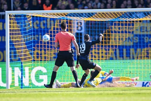 Fußball, 2. BL, Eintracht Braunschweig - Hertha BSC 2. Liga - Eintracht Braunschweig - Hertha BSC Berlin am 16.03.2025 im Eintracht Stadion in Braunschweig Tor zum 0:2. Torschuetze Torschütze Derry Scherhant (Hertha BSC Berlin) mit dem Tor zum 0:2