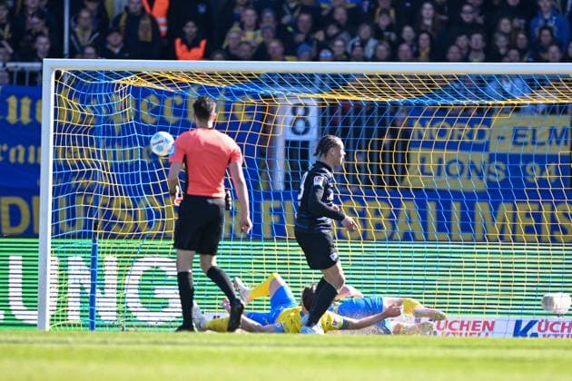 Fußball, 2. BL, Eintracht Braunschweig - Hertha BSC 2. Liga - Eintracht Braunschweig - Hertha BSC Berlin am 16.03.2025 im Eintracht Stadion in Braunschweig Tor zum 0:2. Torschuetze Torschütze Derry Scherhant (Hertha BSC Berlin) mit dem Tor zum 0:2