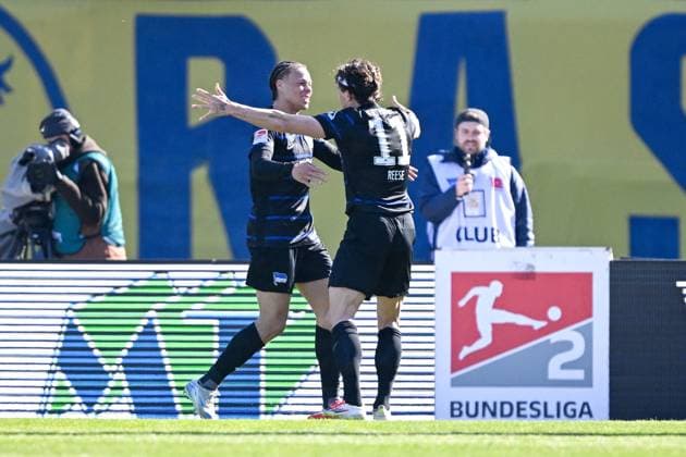 Fußball, 2. BL, Eintracht Braunschweig - Hertha BSC 2. Liga - Eintracht Braunschweig - Hertha BSC Berlin am 16.03.2025 im Eintracht Stadion in Braunschweig Jubel, Torjubel, Torschuetze, Torschütze Derry Scherhant (Hertha BSC Berlin)jubelt nach seinem Tor zum 0:2 mit Fabian Reese (Hertha BSC Berlin)