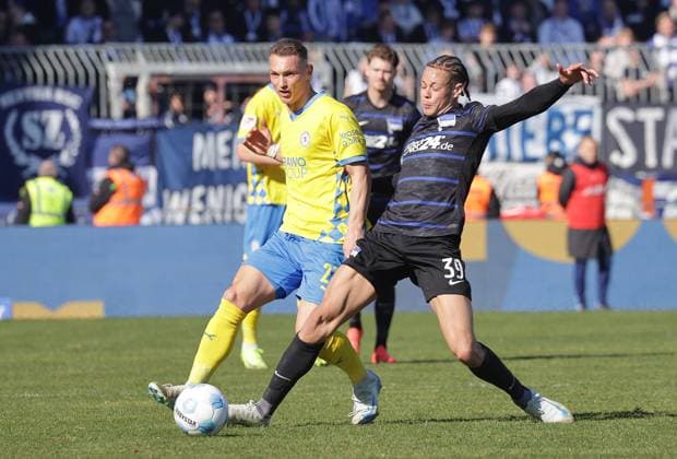 Fußball, 2. BL, Eintracht Braunschweig - Hertha BSC Derry Scherhant (Hertha BSC), Sven Koehler (Eintracht Braunschweig) Fussball, Herren, Saison 2024 2025 2.BL, Eintracht Stadion, Eintracht Braunschweig gegen Hertha BSC Berlin DFL REGULATIONS PROHIBIT ANY USE OF PHOTOGRAPHS AS IMAGE SEQUENCES AND OR QUASI-VIDEO.