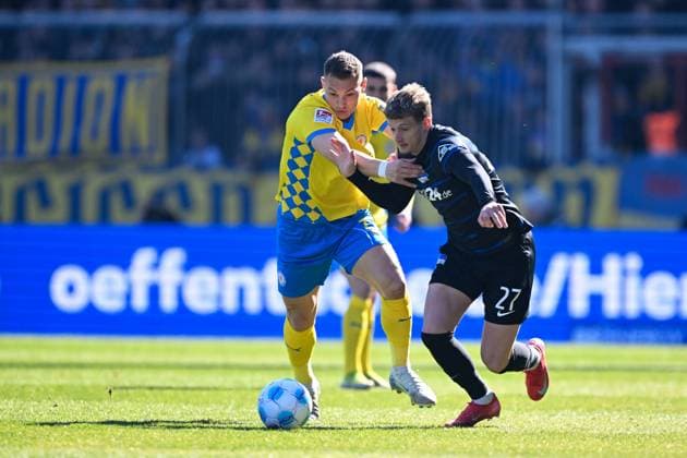 Fußball, 2. BL, Eintracht Braunschweig - Hertha BSC 2. Liga - Eintracht Braunschweig - Hertha BSC Berlin am 16.03.2025 im Eintracht Stadion in Braunschweig Sven Köhler Koehler (Braunschweig) im Zweikampf gegen Mickael Cuisance (Hertha BSC Berlin).