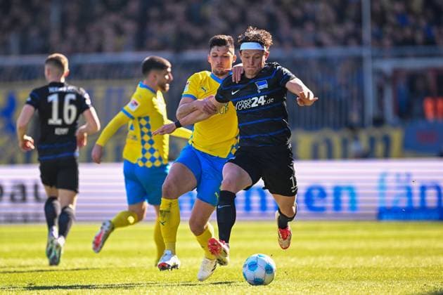 Fußball, 2. BL, Eintracht Braunschweig - Hertha BSC 2. Liga - Eintracht Braunschweig - Hertha BSC Berlin am 16.03.2025 im Eintracht Stadion in Braunschweig Jannis Nikolaou (Braunschweig) im Zweikampf gegen Fabian Reese (Hertha BSC Berlin)