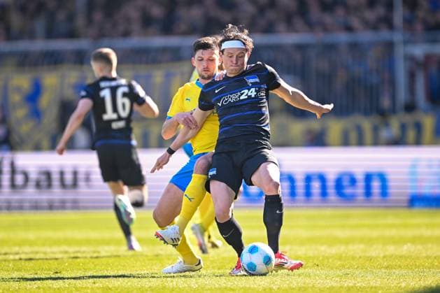 Fußball, 2. BL, Eintracht Braunschweig - Hertha BSC 2. Liga - Eintracht Braunschweig - Hertha BSC Berlin am 16.03.2025 im Eintracht Stadion in Braunschweig Jannis Nikolaou (Braunschweig) im Zweikampf gegen Fabian Reese (Hertha BSC Berlin)