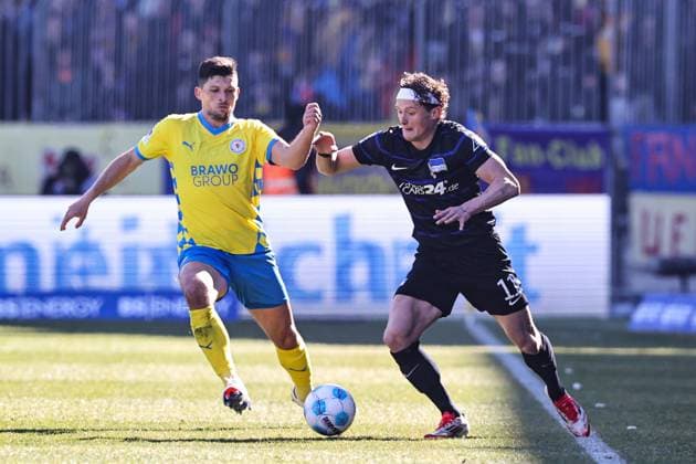 Fußball, 2. BL, Eintracht Braunschweig - Hertha BSC Fabian Reese (Hertha BSC Berlin,11) gegen Jannis Nikolaou (Eintracht Braunschweig,4) - 2. Bundesliga Saison 2024-2025 Eintracht Braunschweig vs. Hertha BSC Berlin im Eintracht Stadion in Braunschweig - Aktion,Fußball,Mann,Männer,Deutschland,16.03.2025