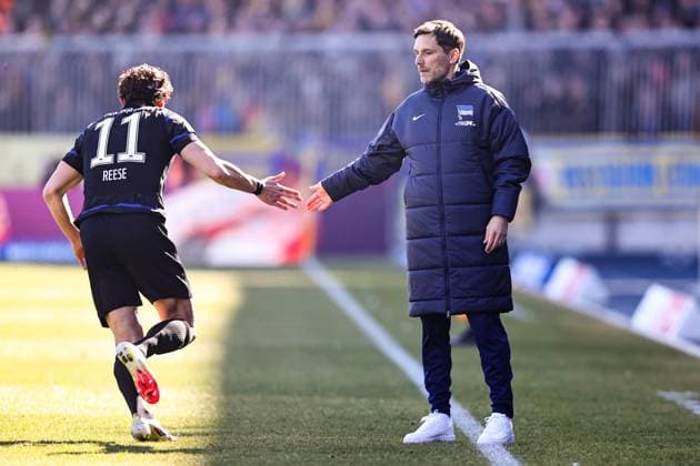 Fußball, 2. BL, Eintracht Braunschweig - Hertha BSC Trainer Stefan Leitl mit Fabian Reese (Hertha BSC Berlin,11) - 2. Bundesliga Saison 2024-2025 Eintracht Braunschweig vs. Hertha BSC Berlin im Eintracht Stadion in Braunschweig - Fußball,Mann,Männer,Deutschland,16.03.2025
