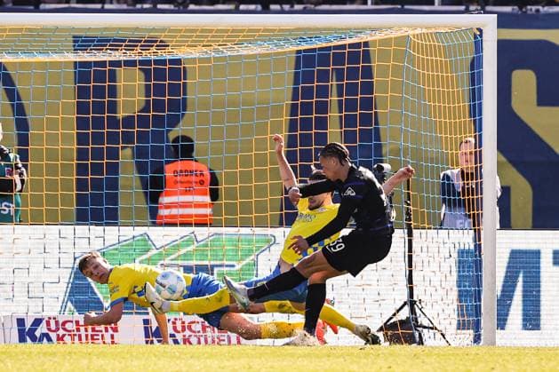 Fußball, 2. BL, Eintracht Braunschweig - Hertha BSC Torschütze Derry Scherhant (Hertha BSC Berlin,39) trifft zum 0-2 gegen Ermin Bicakcic (Eintracht Braunschweig,6) und Robert Ivanov (Eintracht Braunschweig,5) - 2. Bundesliga Saison 2024-2025 Eintracht Braunschweig vs. Hertha BSC Berlin im Eintracht Stadion in Braunschweig - Aktion,Fußball,Mann,Männer,Deutschland,16.03.2025