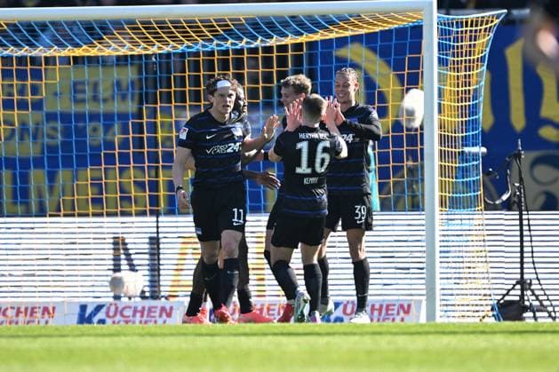Fußball, 2. BL, Eintracht Braunschweig - Hertha BSC 2. Liga - Eintracht Braunschweig - Hertha BSC Berlin am 16.03.2025 im Eintracht Stadion in Braunschweig Berlin jubelt nach dem Tor zum 0:3. Deyovaisio Zeefuik (Hertha BSC Berlin), Fabian Reese (Hertha BSC Berlin)