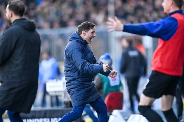 Fußball, 2. BL, Eintracht Braunschweig - Hertha BSC 2. Liga - Eintracht Braunschweig - Hertha BSC Berlin am 16.03.2025 im Eintracht Stadion in Braunschweig Trainer Stefan Leitl (Hertha BSC Berlin) jubelt nach dem Tor zum 0:3.
