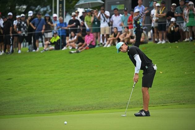 (250316) -- SINGAPORE, March 16, 2025 -- Chile s Joaquin Niemann of Torque GC putts during the final round of LIV Golf Singapore held at Sentosa Golf Club in Singapore on March 16, 2025. (Photo by Then Chih Wey Xinhua) (SP)SINGAPORE-GOLF-LIV GOLF-FINAL XinxJiapo 
