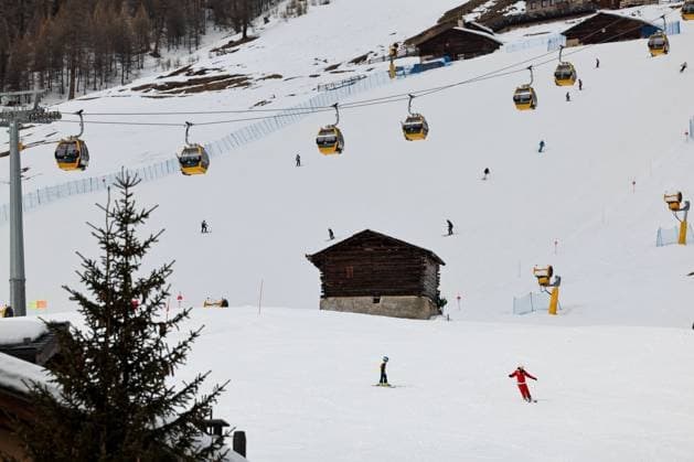 (250316) -- LIVIGNO, March 16, 2025 -- People ski in Livigno, Italy, March 13, 2025. Livigno will host the snowboarding and freestyle skiing competitions at the Olympic Winter games, Winterspiele,Spiele, Summer games Milano Cortina 2026. ) (SP)ITALY-LIVIGNO-MILANO-CORTINA WINTER OLYMPICS-DAILY LIFE LixJing 