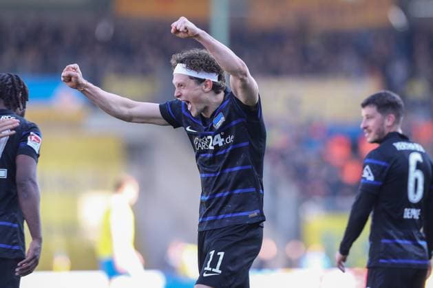 Fußball, 2. BL, Eintracht Braunschweig - Hertha BSC 16.03.2025, xtgx, Fussball - 2.Bundesliga, Eintracht Braunschweig - Hertha BSC Berlin emspor, v.l. Fabian Reese (Hertha, 11) Jubel ueber den Sieg, Jubel nach Spielende (DFL DFB REGULATIONS PROHIBIT ANY USE OF PHOTOGRAPHS as IMAGE SEQUENCES and or QUASI-VIDEO) Braunschweig