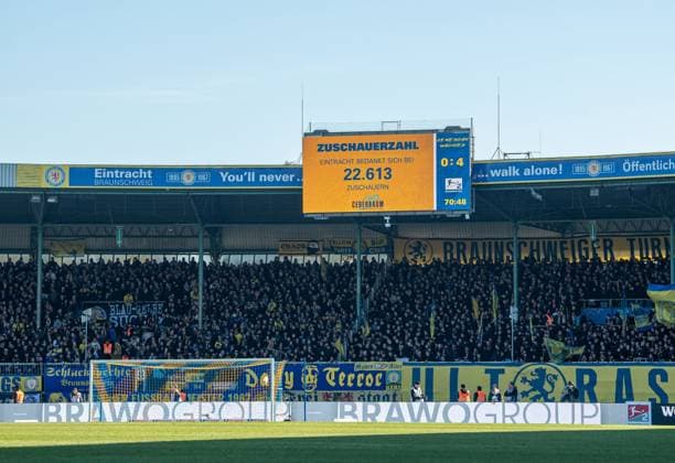 Fußball, 2. BL, Eintracht Braunschweig - Hertha BSC Fussball, Herren, Saison 2024 2025, 2. Bundesliga (26. Spieltag), Eintracht Braunschweig - Hertha BSC, Anzeigetafel mit Zuschauerzahl: 22613, 16.03. 2025,