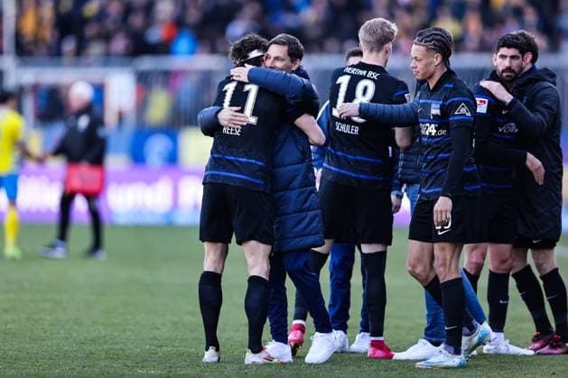 Fußball, 2. BL, Eintracht Braunschweig - Hertha BSC Trainer Stefan Leitl mit Fabian Reese (Hertha BSC Berlin,11) und Derry Scherhant (Hertha BSC Berlin,39) - 2. Bundesliga Saison 2024-2025 Eintracht Braunschweig vs. Hertha BSC Berlin im Eintracht Stadion in Braunschweig - Fußball,Mann,Männer,Deutschland,16.03.2025