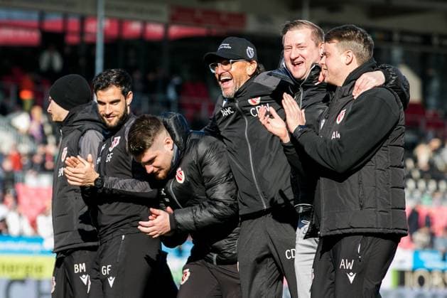 Sport Themen der Woche KW11 Sport Bilder des Tages Sandhausen, Deutschland 16. März 2025: 3 . Liga - 2024 2025 - SV Sandhausen vs. FC Energie Cottbus Im Bild: Mitte Trainer Claus-Dieter Wollitz (Energie Cottbus) und sein Staff DFB regulations prohibit any use of photographs as image sequences and or quasi-video GP Stadion am Hardwald Baden Württemberg *** Sandhausen, Germany 16 March 2025 3 Liga 2024 2025 SV Sandhausen vs FC Energie Cottbus Pictured center Coach Claus Dieter Wollitz Energie Cottbus and his Staff DFB regulations prohibit any use of photographs as image sequences and or quasi video GP Stadion am Hardwald Baden Württemberg Copyright: xFotostandx xWeilandx