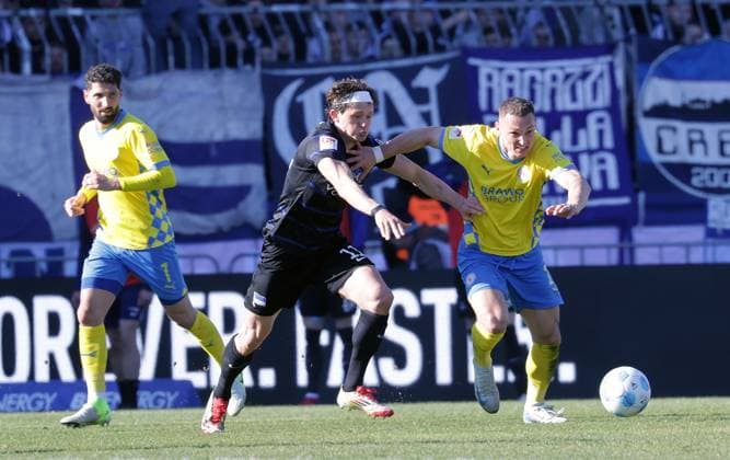 Fußball, 2. BL, Eintracht Braunschweig - Hertha BSC Fabian Reese (Hertha BSC), Sven Koehler (Eintracht Braunschweig) Fussball, Herren, Saison 2024 2025 2.BL, Eintracht Stadion, Eintracht Braunschweig gegen Hertha BSC Berlin, 1-5 DFL REGULATIONS PROHIBIT ANY USE OF PHOTOGRAPHS AS IMAGE SEQUENCES AND OR QUASI-VIDEO.