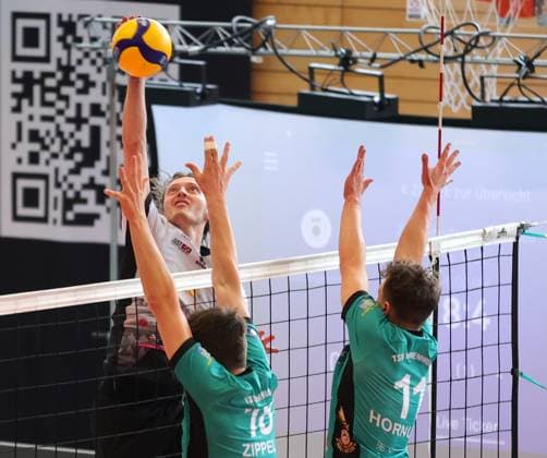 BAU 16.03.2025, Deutschland, Ludwigsburg, Volleyball 2. Bundesliga, Barock Volleys Ludwigsburg vs. TSV Mimmenhausen, v.l. Ben-Simon Bonin (Barock), Pascal Zippel (Mim), Philipp Hornung (Mim)
