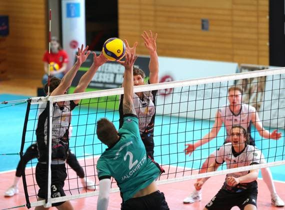 BAU 16.03.2025, Deutschland, Ludwigsburg, Volleyball 2. Bundesliga, Barock Volleys Ludwigsburg vs. TSV Mimmenhausen, mitte v.l. Jan Jalowietzki (Mim), Darius Diefenbach (Barock)