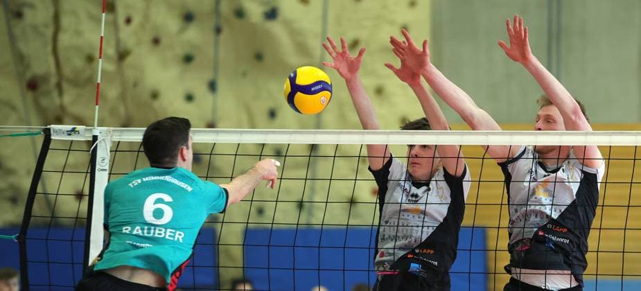 BAU 16.03.2025, Deutschland, Ludwigsburg, Volleyball 2. Bundesliga, Barock Volleys Ludwigsburg vs. TSV Mimmenhausen, v.l. Joshua Rauber (Mim), Jonah Dornheim (Barock), Philipp Herrmann (Barock)