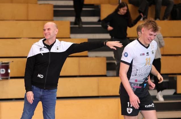 BAU 16.03.2025, Deutschland, Ludwigsburg, Volleyball 2. Bundesliga, Barock Volleys Ludwigsburg vs. TSV Mimmenhausen, v.l. Barock Trainer Michael Dornheim, Raphael Noz (Barock)