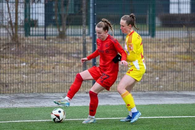 Laura Gloning (FC Bayern Muenchen II U20, 27) mit Ball an der Eckfahne im Zweikampf mit Pia Metzker (1. FC Union Berlin, 23), GER, FC Bayern Muenchen II vs. 1. FC Union Berlin, Fussball, 2. Frauen-Bundesliga, 18. Spieltag, Saison 2024 2025, 16.03.2025, GER, FC Bayern Muenchen II vs. 1. FC Union Berlin, Fussball, 2. Frauen-Bundesliga, 18. Spieltag, Saison 2024 2025, 16.03.2025 Muenchen Copyright: xEibner-Pressefoto JennixMaulx EP_JML