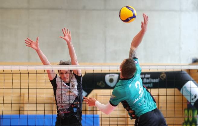 BAU 16.03.2025, Deutschland, Ludwigsburg, Volleyball 2. Bundesliga, Barock Volleys Ludwigsburg vs. TSV Mimmenhausen, v.l. Ben-Simon Bonin (Barock), Jan Jalowietzki (Mim)