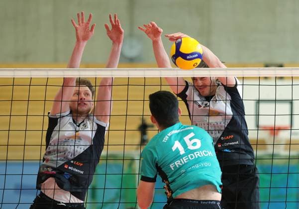 BAU 16.03.2025, Deutschland, Ludwigsburg, Volleyball 2. Bundesliga, Barock Volleys Ludwigsburg vs. TSV Mimmenhausen, v.l. Philipp Herrmann (Barock), Philipp Friedrich (Mim), Ben-Simon Bonin (Barock)
