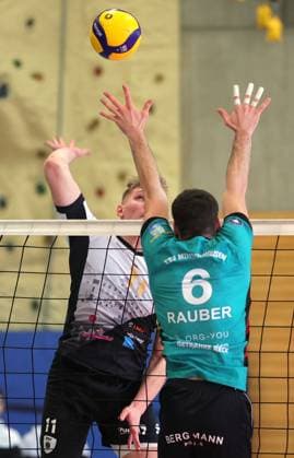 BAU 16.03.2025, Deutschland, Ludwigsburg, Volleyball 2. Bundesliga, Barock Volleys Ludwigsburg vs. TSV Mimmenhausen, v.l. Raphael Noz (Barock), Joshua Rauber (Mim)