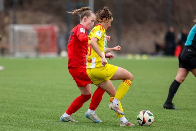 Zweikampf zwischen Celine Frank (1. FC Union Berlin, 06) mit Ball und Laura Gloning (FC Bayern Muenchen II U20, 27), GER, FC Bayern Muenchen II vs. 1. FC Union Berlin, Fussball, 2. Frauen-Bundesliga, 18. Spieltag, Saison 2024 2025, 16.03.2025, GER, FC Bayern Muenchen II vs. 1. FC Union Berlin, Fussball, 2. Frauen-Bundesliga, 18. Spieltag, Saison 2024 2025, 16.03.2025 Muenchen Copyright: xEibner-Pressefoto JennixMaulx EP_JML