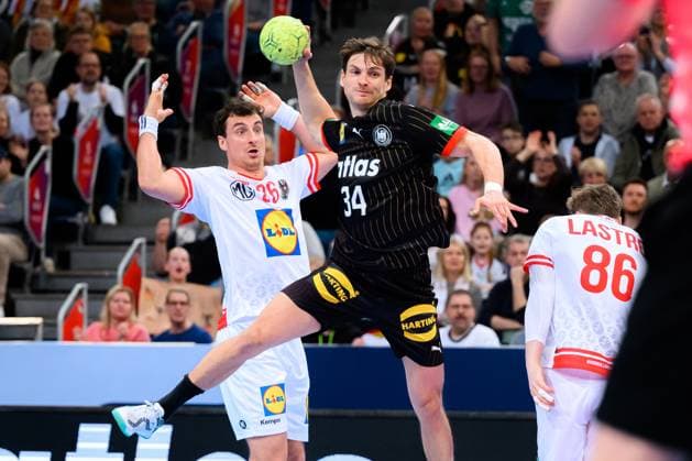 Handball: EM-Qualifikation, Deutschland - Österreich, 2. Qualifikationsrunde, Gruppe 7, 4. Spieltag v.li. Lukas Herburger (Oesterreich), Rune Dahmke (Deutschland) Hannover ZAG Arena Deutschland