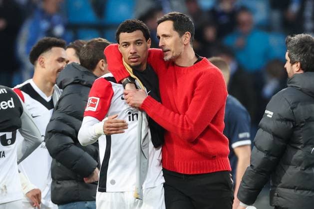 1. Bundesliga - VfL Bochum - Eintracht Frankfurt am 16.03.2025 im Vonovia Ruhrstadion in Bochum Trainer Dino Toppmöller Toppmoeller Toppmoller (Frankfurt) umarmt und tröstet Hugo Ekitike (Frankfurt 11) nach dem Schlusspfiff