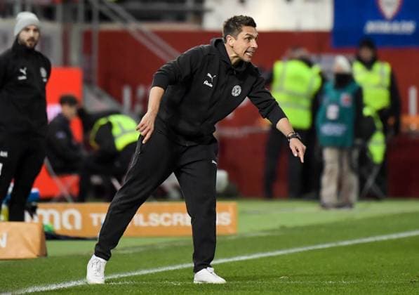 16.03.2025, xemx, Fussball 1.Bundesliga, 1.FC Heidenheim - Holstein Kiel v.l. Cheftrainer Marcel Rapp (Holstein Kiel) gibt Anweisungen, gestikuliert mit den Armen, gesticulate, gives instructions (DFL DFB REGULATIONS PROHIBIT ANY USE OF PHOTOGRAPHS as IMAGE SEQUENCES and or QUASI-VIDEO) Heidenheim