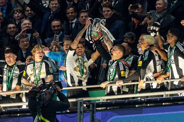 Football - Football League Cup - Final - Liverpool FC v Newcastle United FC LONDON, ENGLAND - Sunday, March 16, 2025: Newcastle United s Bruno Guimaraes (L) and Kieran Trippier lift the trophy after the Football League Cup Final match between Liverpool FC and Newcastle United FC at Wembley Stadium. Newcastle United won 2-1. (Photo by David Rawcliffe Propaganda) LONDON Wembley Stadium GREATER LONDON ENGLAND  Copyright: xDavidxRawcliffex P2025-03-16-League_Cup_Final-94