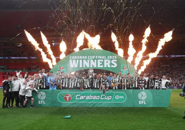 Sport Themen der Woche KW11 Sport Bilder des Tages London, England, 16th March 2025. Newcastle United lift the cup during the Carabao Cup Final match between Liverpool vs Newcastle United at Wembley Stadium, London. Picture credit should read: Nigel Roddis Sportimage EDITORIAL USE ONLY. No use with unauthorised audio, video, data, fixture lists, club league logos or live services. Online in-match use limited to 120 images, no video emulation. No use in betting, games or single club league player publications. SPI_034_NR_LIVE_NEWC SPI-3755-0032