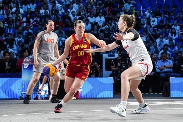 Basketball, Frauen, FIBA 3x3 Champions Cup in Bangkok, Finale, Kanada - Spanien FIBA 3x3 Champions Cup 2025. Spain s Ainhoa Gervasini (L) competes against Canada s Katherine Plouffe (R) during the women s FIBA basketball 3x3 Champions Cup 2025 final game between Spain and Canada in Bangkok, Thailand, on March 16, 2025. Bangkok Bangkok Thailand  Copyright: xAnusakxLaowilasx originalFilename:laowilas-notitle250316_npCz7.jpg