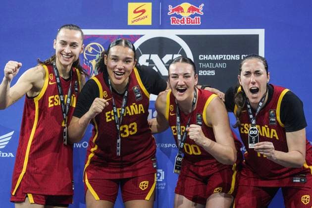 Basketball, Frauen, FIBA 3x3 Champions Cup in Bangkok, Finale, Kanada - Spanien FIBA 3x3 Champions Cup 2025. Spain s players celebrate their silver medals after being defeated by Canada in the women s FIBA basketball 3x3 Champions Cup 2025 final game between Spain and Canada in Bangkok, Thailand, on March 16, 2025. Bangkok Bangkok Thailand  Copyright: xAnusakxLaowilasx originalFilename:laowilas-notitle250316_npwz7.jpg