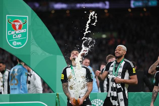 Sport Bilder des Tages Bruno Guimaraes of Newcastle United and Joelinton celebrate on the pitch after winning the Carabao Cup Liverpool v Newcastle United, EFL Carabao Cup, Final, Football, Wembley Stadium, London, UK - 16 Mar 2025 EDITORIAL USE ONLY No use with unauthorised audio, video, data, fixture lists, club league logos or live services. Online in-match use limited to 120 images, no video emulation. No use in betting, games or single club league player publications.  Copyright: xPaulxCurrie Shutterstockx 15200282lu