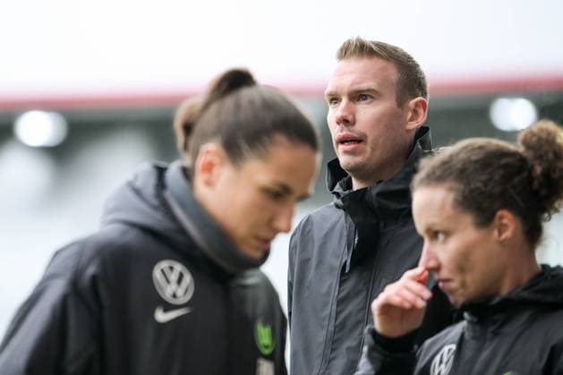 v.l. Assistenztrainerin Wolfsburg Eva-Maria VIRSINGER, Trainer Wolfsburg Tommy STROOT, Assistenztrainerin Wolfsburg Sabrina ECKHOFF Augsburg, 15.03.2025, Fussball, Bundesliga, FC Augsburg - VfL Wolfsburg Augsburg Copyright: WITTERSx