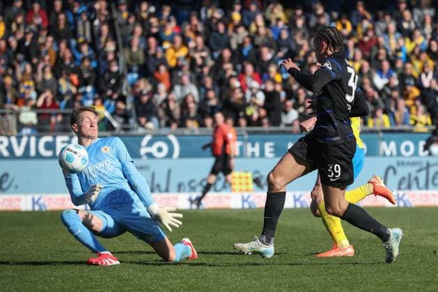 16.03.2025, xtgx, Fussball 2. Bundesliga, Eintracht Braunschweig - Hertha BSC Berlin emspor, v.l. Ron Thorben Hoffmann (Braunschweig, 1), Derry Scherhant (Hertha, 39) schiesst den Ball aufs Tor, Torschuss, Schuss Parade, haelt den Ball, faengt den Ball, pariert (DFL DFB REGULATIONS PROHIBIT ANY USE OF PHOTOGRAPHS as IMAGE SEQUENCES and or QUASI-VIDEO) Braunschweig