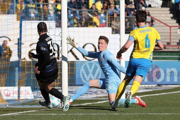 16.03.2025, xtgx, Fussball 2. Bundesliga, Eintracht Braunschweig - Hertha BSC Berlin emspor, v.l. Derry Scherhant (Hertha, 39), Ron Thorben Hoffmann (Braunschweig) Parade, haelt den Ball, faengt den Ball, pariert (DFL DFB REGULATIONS PROHIBIT ANY USE OF PHOTOGRAPHS as IMAGE SEQUENCES and or QUASI-VIDEO) Braunschweig