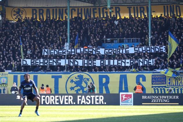 16.03.2025, xtgx, Fussball 2. Bundesliga, Eintracht Braunschweig - Hertha BSC Berlin emspor, v.l. Spruchband Banner Niedersachsens größte Schande, Daniela Behrens und ihre Bullen-Bande (DFL DFB REGULATIONS PROHIBIT ANY USE OF PHOTOGRAPHS as IMAGE SEQUENCES and or QUASI-VIDEO) Braunschweig
