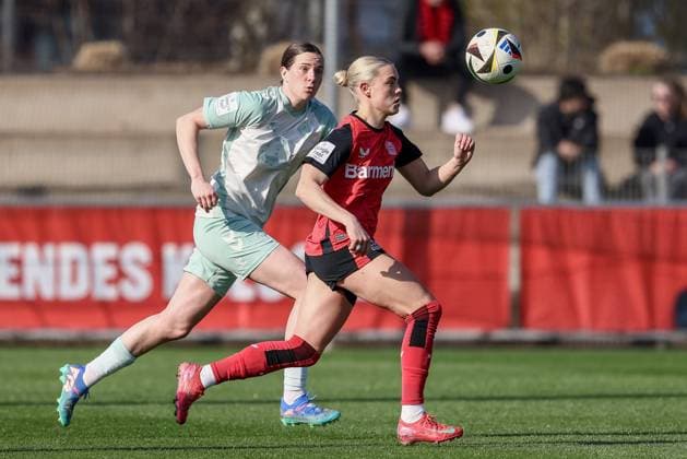 Sport Themen der Woche KW11 Sport Bilder des Tages v.li.: Lara Schmidt (SV Werder Bremen, 24) und Cornelia Kramer (Bayer 04 Leverkusen, 7) im Zweikampf, Duell, Dynamik, Aktion, Action, Spielszene, DIE DFB-RICHTLINIEN UNTERSAGEN JEGLICHE NUTZUNG VON FOTOS ALS SEQUENZBILDER UND ODER VIDEOÄHNLICHE FOTOSTRECKEN. DFB REGULATIONS PROHIBIT ANY USE OF PHOTOGRAPHS AS IMAGE SEQUENCES AND OR QUASI-VIDEO., 16.03.2025, Leverkusen (Deutschland), Fussball, Google Pixel Frauen-Bundesliga, Bayer 04 Leverkusen - SV Werder Bremen *** from left Lara Schmidt SV Werder Bremen, 24 and Cornelia Kramer Bayer 04 Leverkusen, 7 in a duel, dynamic, action, action, game scene, THE DFB REGULATIONS PROHIBIT ANY USE OF PHOTOGRAPHS AS IMAGE SEQUENCES AND OR QUASI VIDEO , 16 03 2025, Leverkusen Germany , Football, Google Pixel Womens Bundesliga, Bayer 04 Leverkusen SV Werder Bremen xobx
