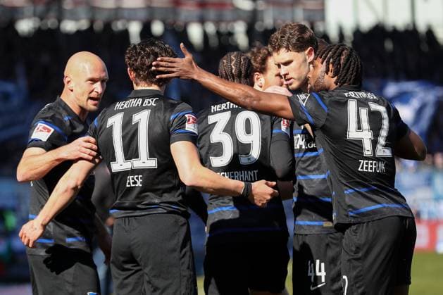 16.03.2025, xtgx, Fussball 2. Bundesliga, Eintracht Braunschweig - Hertha BSC Berlin emspor, v.l. Hertha nach Tor zum 0:1 durch Fabian Reese (Hertha, 11) Jubel, Torjubel, jubelt ueber das Tor, celebrate the goal, celebration (DFL DFB REGULATIONS PROHIBIT ANY USE OF PHOTOGRAPHS as IMAGE SEQUENCES and or QUASI-VIDEO) Braunschweig