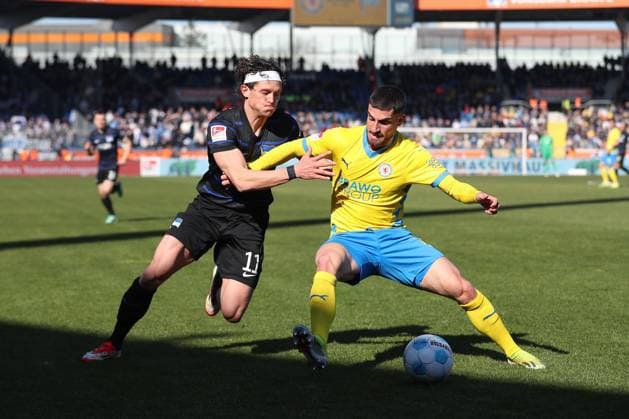 16.03.2025, xtgx, Fussball 2. Bundesliga, Eintracht Braunschweig - Hertha BSC Berlin emspor, v.l. Fabian Reese (Hertha, 11), Fabio Di Michele Sanchez (Braunschweig, 22) Zweikampf, Duell, Kampf, tackle (DFL DFB REGULATIONS PROHIBIT ANY USE OF PHOTOGRAPHS as IMAGE SEQUENCES and or QUASI-VIDEO) Braunschweig