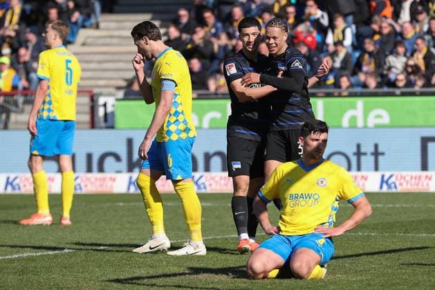 16.03.2025, xtgx, Fussball 2. Bundesliga, Eintracht Braunschweig - Hertha BSC Berlin emspor, v.l. Hertha nach Eigentor zum 0:3 durch Jannis Nikolaou (Braunschweig, 4) Jubel, Torjubel, jubelt ueber das Tor, celebrate the goal, celebration (DFL DFB REGULATIONS PROHIBIT ANY USE OF PHOTOGRAPHS as IMAGE SEQUENCES and or QUASI-VIDEO) Braunschweig