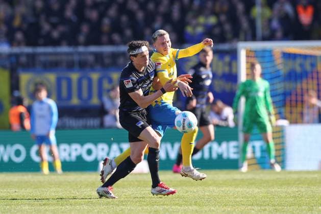 16.03.2025, xtgx, Fussball 2. Bundesliga, Eintracht Braunschweig - Hertha BSC Berlin emspor, v.l. Fabian Reese (Hertha, 11), Lino Tempelmann (Braunschweig) Zweikampf, Duell, Kampf, tackle (DFL DFB REGULATIONS PROHIBIT ANY USE OF PHOTOGRAPHS as IMAGE SEQUENCES and or QUASI-VIDEO) Braunschweig