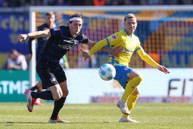 16.03.2025, xtgx, Fussball 2. Bundesliga, Eintracht Braunschweig - Hertha BSC Berlin emspor, v.l. Fabian Reese (Hertha, 11), Lino Tempelmann (Braunschweig) Zweikampf, Duell, Kampf, tackle (DFL DFB REGULATIONS PROHIBIT ANY USE OF PHOTOGRAPHS as IMAGE SEQUENCES and or QUASI-VIDEO) Braunschweig